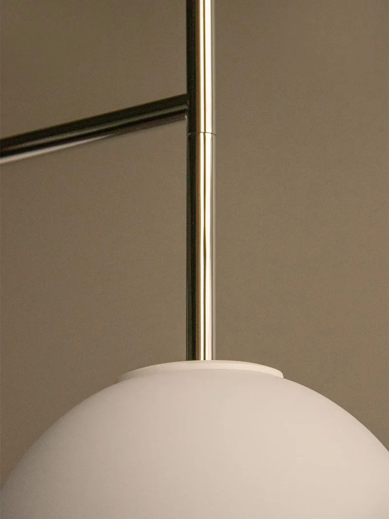 TR Bulb von Audo Copenhagen in Brushed Brass, Suspended Wall Lamp – Ambientefoto 5 von 20