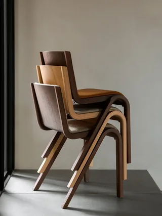 Ready Dining Chair de Audo Copenhagen en Red Stained Oak, Logan Jasmine, Seat Upholstered – photo d’ambiance 6 sur 16