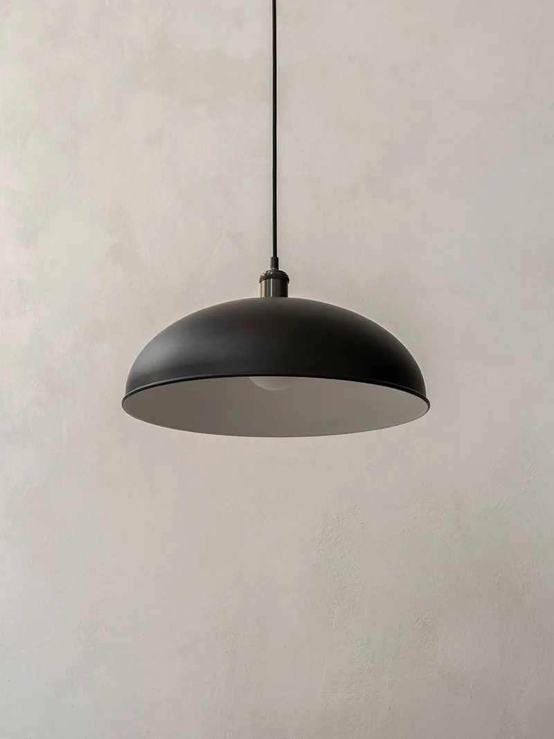 Hubert Pendant, Ø45 van Audo Copenhagen in Black, Bronzed Brass – sfeerfoto 2 van 3
