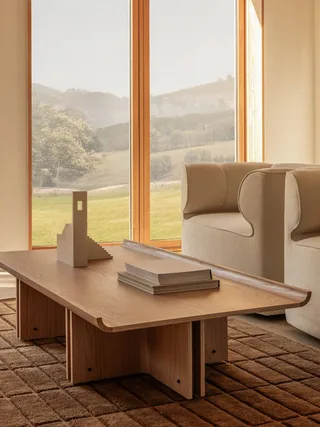 Conrad Lounge Table de Audo Copenhagen en 149 × 74, Natural Oak – photo d’ambiance 5 sur 10