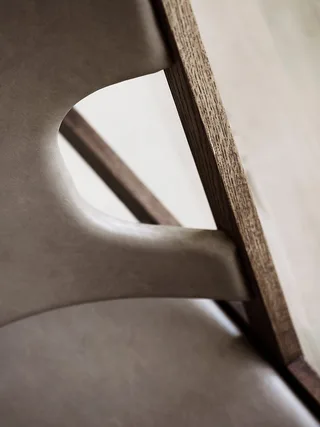 Knitting Lounge Chair de Audo Copenhagen en Natural Oak, Dunes Cognac 21000, Leather – photo d’ambiance 7 sur 17