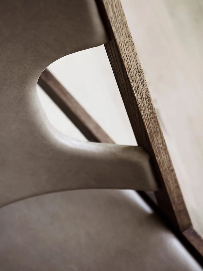 Knitting Lounge Chair de Audo Copenhagen en Natural Oak, Dunes Cognac 21000, Leather – photo d’ambiance 7 sur 17