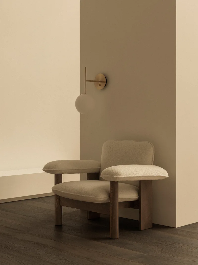 TR Bulb von Audo Copenhagen in Brushed Brass, Suspended Wall Lamp – Ambientefoto 1 von 20
