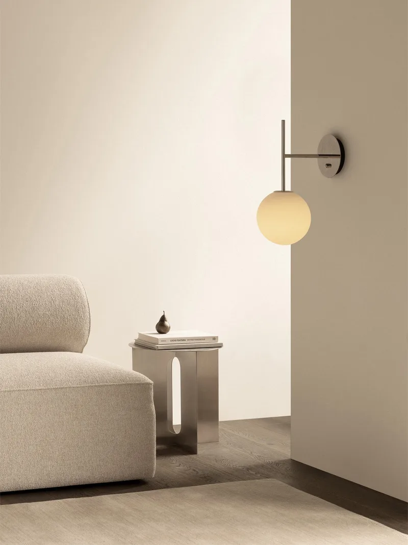 TR Bulb von Audo Copenhagen in Brushed Brass, Suspended Wall Lamp – Ambientefoto 6 von 20