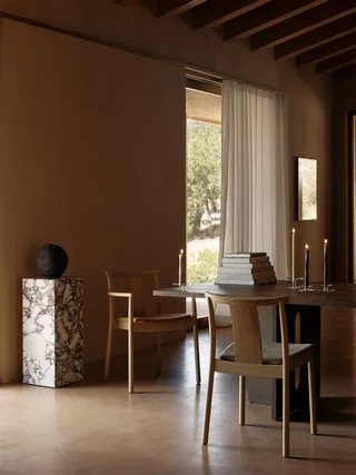 Merkur Dining Chair van Audo Copenhagen in Black Oak, Hallingdal 65 0370 – sfeerfoto 1 van 6