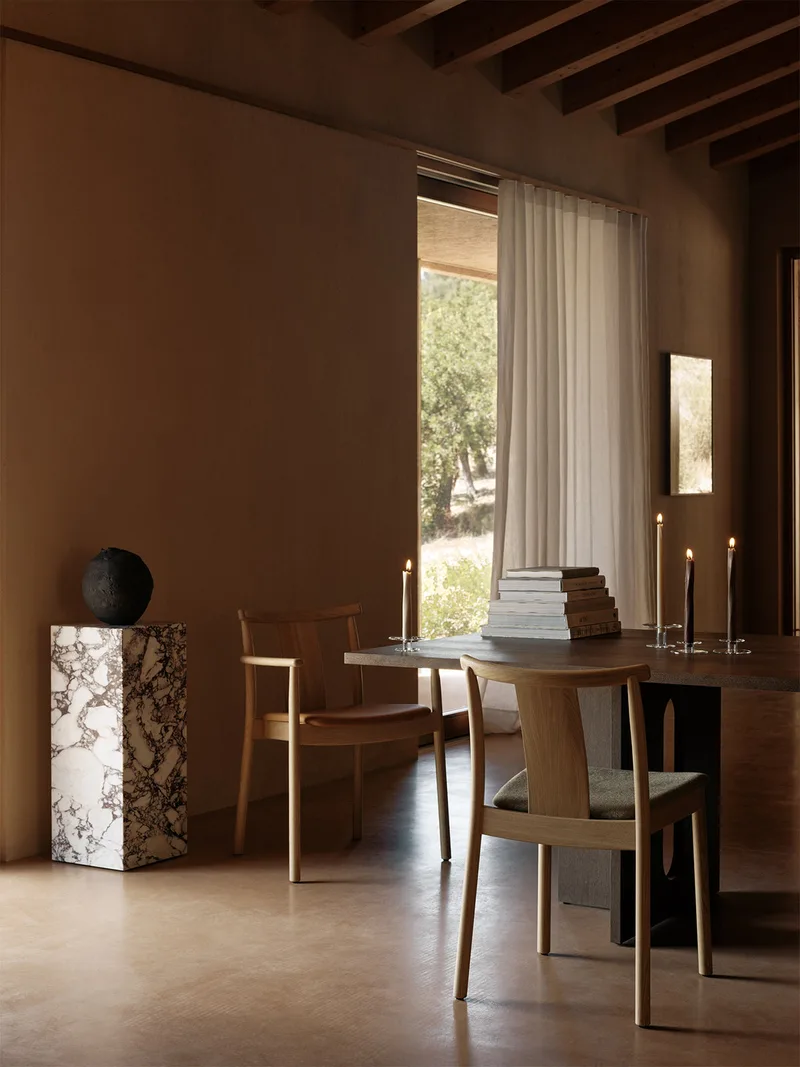 Merkur Dining Chair van Audo Copenhagen in Black Oak, Hallingdal 65 0370 – sfeerfoto 1 van 6