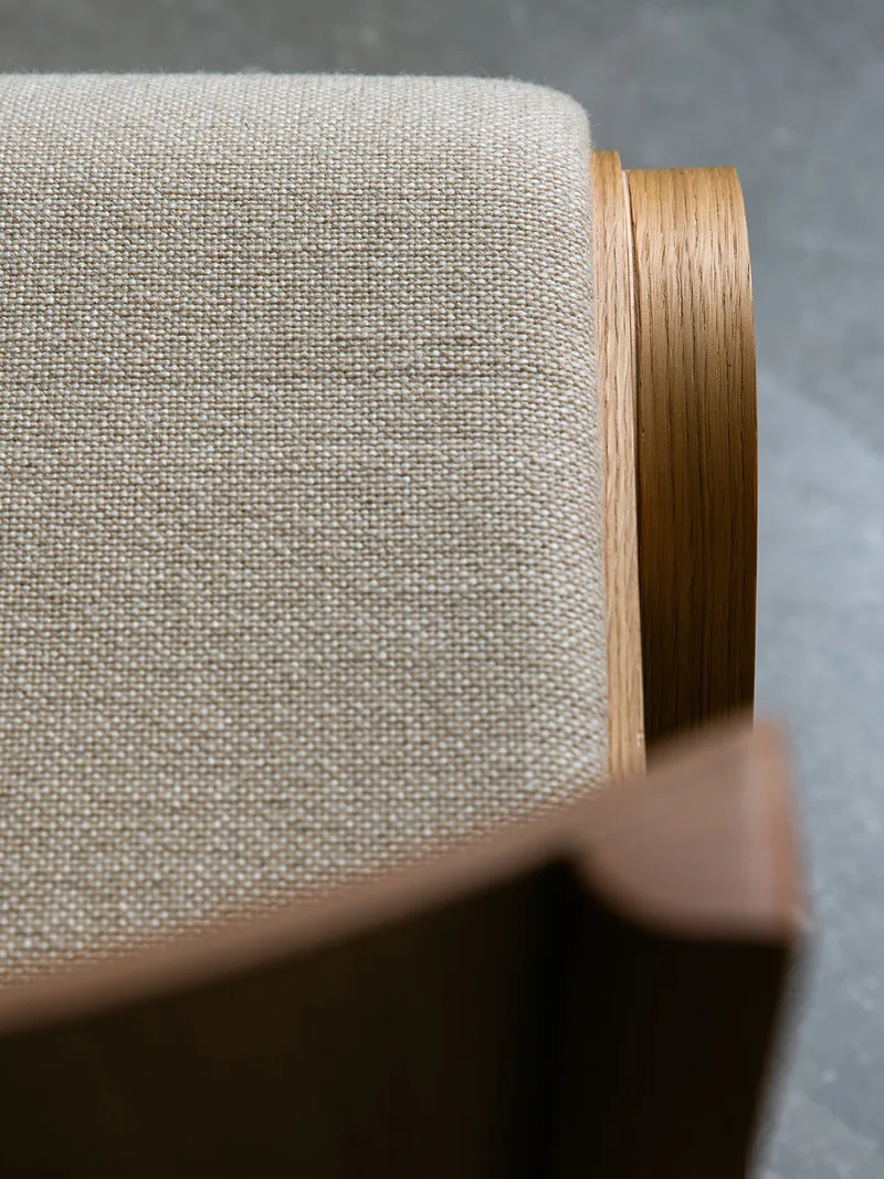 Ready Dining Chair de Audo Copenhagen en Red Stained Oak, Logan Jasmine, Seat Upholstered – photo d’ambiance 11 sur 16