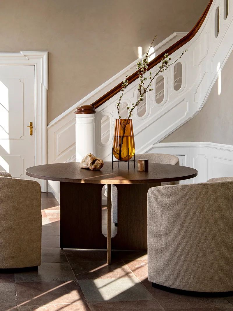Androgyne Dining Table van Audo Copenhagen in 120 cm, Natural Oak, Round – sfeerfoto 2 van 3