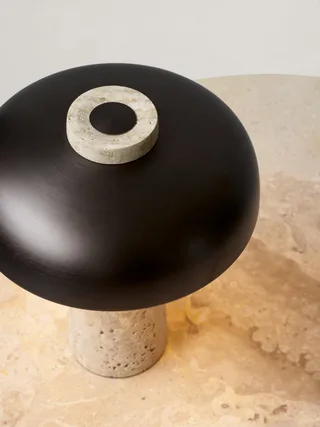 Harbour Column Counter Table von Audo Copenhagen in Round base, 70 × 60 cm, Linoleum Charcoal – Ambientefoto 3 von 8