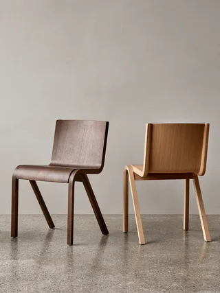 Ready Dining Chair de Audo Copenhagen en Red Stained Oak, Logan Jasmine, Seat Upholstered – photo d’ambiance 5 sur 16
