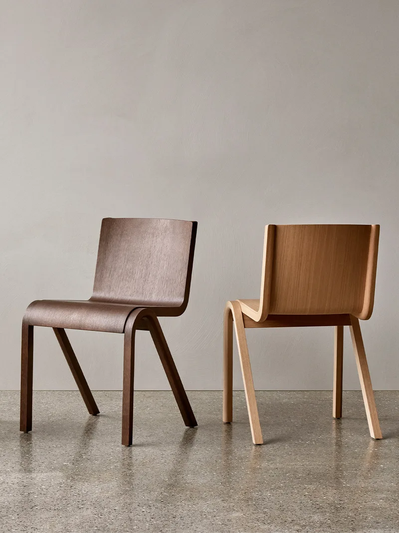 Ready Dining Chair de Audo Copenhagen en Red Stained Oak, Logan Jasmine, Seat Upholstered – photo d’ambiance 5 sur 16