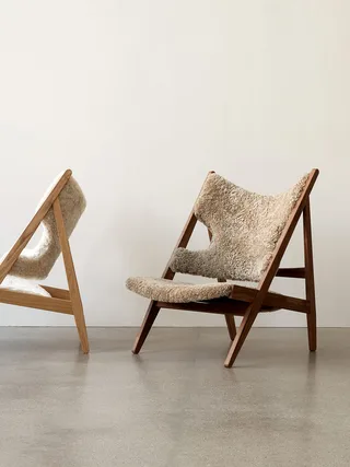 Knitting Lounge Chair de Audo Copenhagen en Sheepskin Sahara, Walnut, Sheepskin – photo d’ambiance 11 sur 37