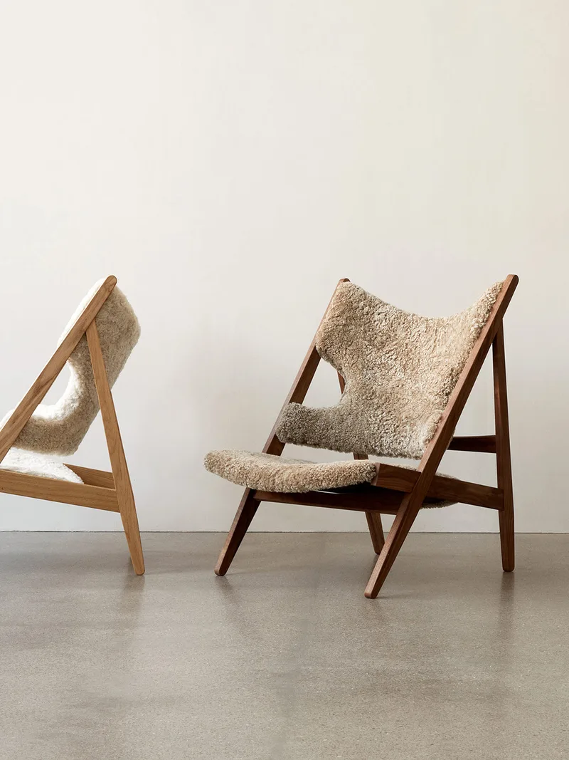 Knitting Lounge Chair de Audo Copenhagen en Sheepskin Sahara, Walnut, Sheepskin – photo d’ambiance 11 sur 37