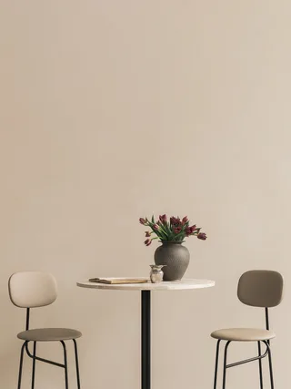 Harbour Column Bar Table van Audo Copenhagen in Star base, Ø: 60 cm, Estremoz Marble – sfeerfoto 3 van 7