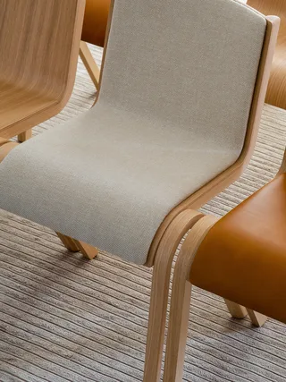 Ready Dining Chair de Audo Copenhagen en Red Stained Oak, Sierra 1001, Front Upholstered – photo d’ambiance 12 sur 19