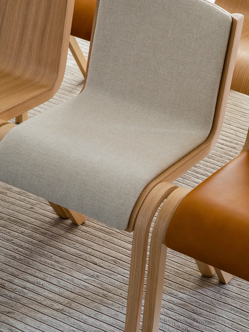 Ready Dining Chair de Audo Copenhagen en Red Stained Oak, Sierra 1001, Front Upholstered – photo d’ambiance 12 sur 19