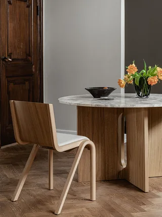Ready Dining Chair de Audo Copenhagen en Red Stained Oak, Logan Jasmine, Seat Upholstered – photo d’ambiance 1 sur 16