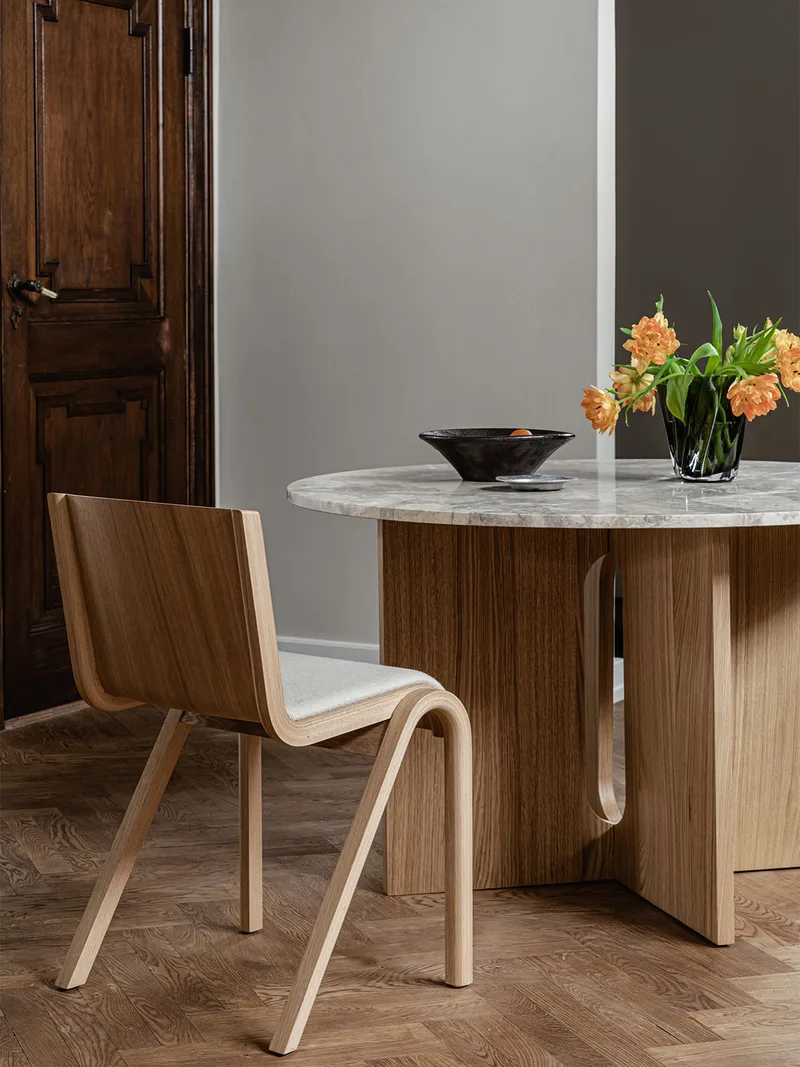 Ready Dining Chair de Audo Copenhagen en Red Stained Oak, Logan Jasmine, Seat Upholstered – photo d’ambiance 1 sur 16