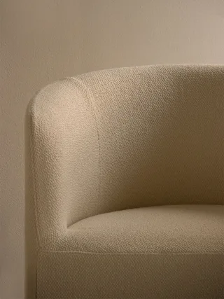 Tearoom Lounge Chair, w. Loose Cover van Audo Copenhagen in Logan Jasmine – sfeerfoto 2 van 9
