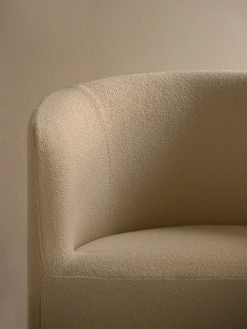 Tearoom Lounge Chair, w. Loose Cover van Audo Copenhagen in Logan Jasmine – sfeerfoto 2 van 9