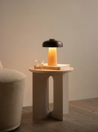 Reverse Table Lamp, Portable van Audo Copenhagen – sfeerfoto 6 van 8