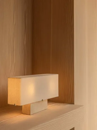 Nonna Table Lamp van Audo Copenhagen in H30, Travertine – sfeerfoto 5 van 13