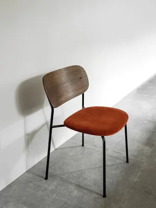 Co Dining Chair von Audo Copenhagen in Natural Oak, Audo Bouclé 02, Upholstered seat, Black Frame – Ambientefoto 3 von 6