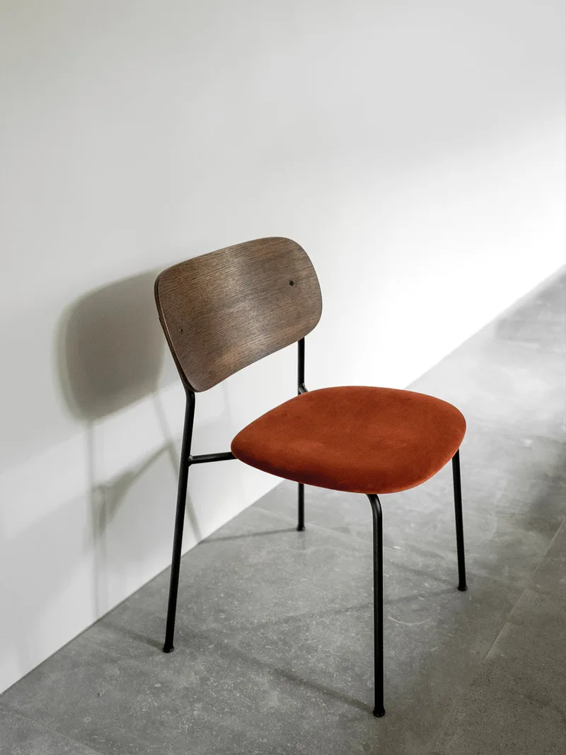 Co Dining Chair von Audo Copenhagen in Natural Oak, Audo Bouclé 02, Upholstered seat, Black Frame – Ambientefoto 3 von 6