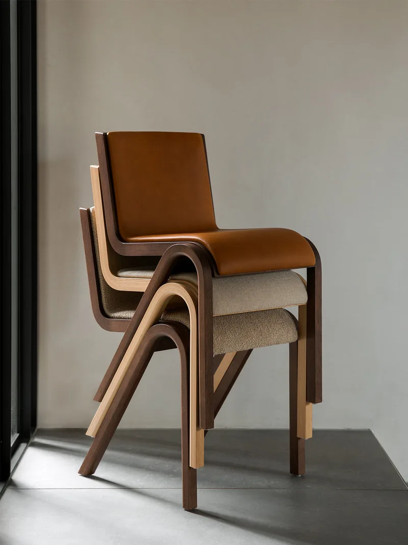 Ready Dining Chair de Audo Copenhagen en Red Stained Oak, Sierra 1001, Front Upholstered – photo d’ambiance 4 sur 19