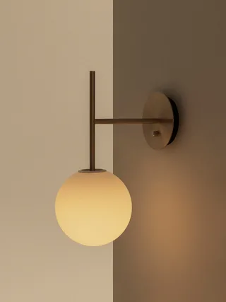 TR Bulb von Audo Copenhagen in Brushed Brass, Suspended Wall Lamp – Ambientefoto 4 von 20