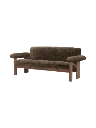 Brasilia Sofa van Audo Copenhagen in Walnut, Sheepskin Root, Sheepskin – productfoto 18 van 20