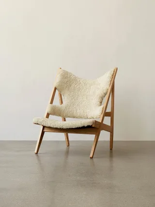 Knitting Lounge Chair de Audo Copenhagen en Sheepskin Sahara, Walnut, Sheepskin – photo d’ambiance 16 sur 37