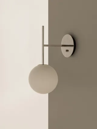 TR Bulb von Audo Copenhagen in Brushed Brass, Suspended Wall Lamp – Ambientefoto 7 von 20