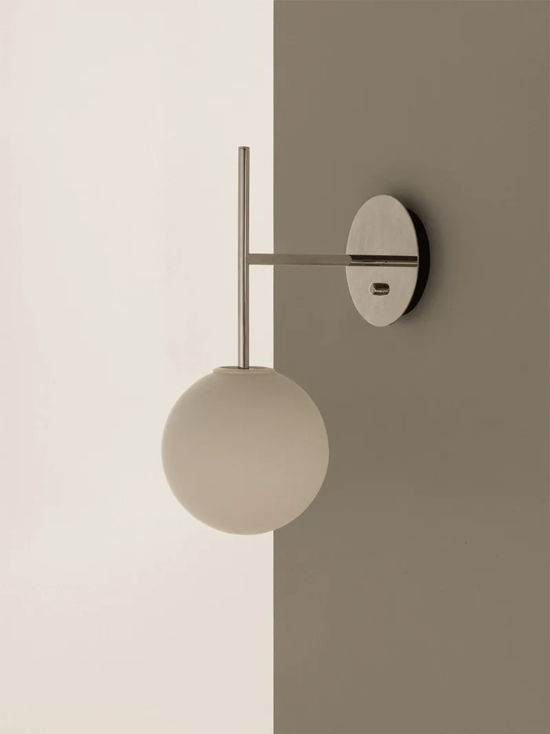 TR Bulb von Audo Copenhagen in Brushed Brass, Suspended Wall Lamp – Ambientefoto 7 von 20
