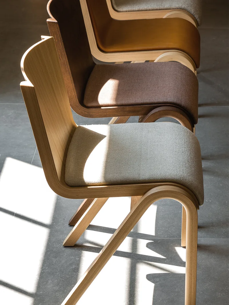 Ready Dining Chair de Audo Copenhagen en Red Stained Oak, Logan Jasmine, Seat Upholstered – photo d’ambiance 3 sur 16