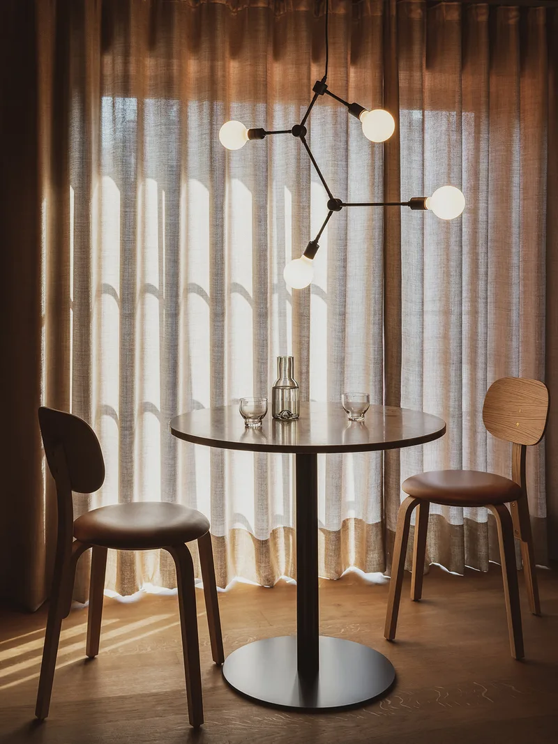 Harbour Column Dining Table by Audo Copenhagen in Round, Ø: 105 cm, Kunis Breccia – interior photo 7 of 12