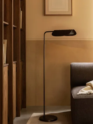 Wing Floor Lamp von Audo Copenhagen in Polished Aluminium – Ambientefoto 3 von 16