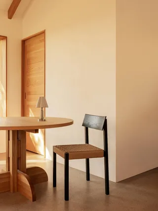 Mauro Dining Chair van Audo Copenhagen in Wood Seat, Natural Oak – sfeerfoto 1 van 28