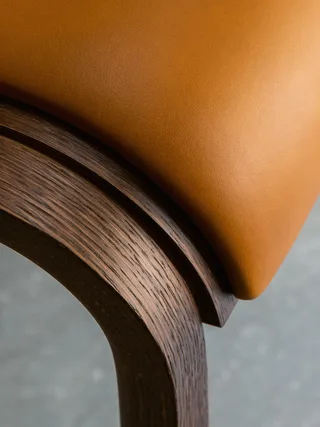 Ready Dining Chair de Audo Copenhagen en Red Stained Oak, Logan Jasmine, Seat Upholstered – photo d’ambiance 9 sur 16