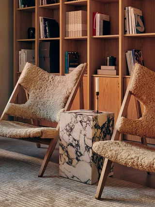 Knitting Lounge Chair de Audo Copenhagen en Sheepskin Sahara, Walnut, Sheepskin – photo d’ambiance 19 sur 37