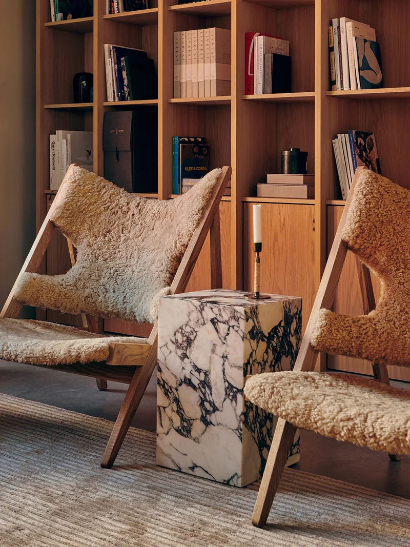 Knitting Lounge Chair de Audo Copenhagen en Sheepskin Sahara, Walnut, Sheepskin – photo d’ambiance 19 sur 37