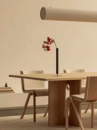 Ready Dining Chair de Audo Copenhagen en Red Stained Oak, Sierra 1001, Front Upholstered – photo d’ambiance 3 sur 19