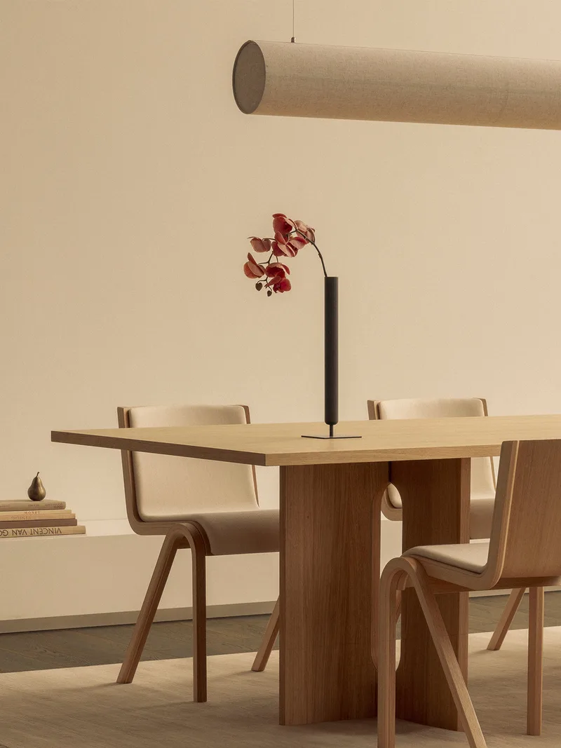 Ready Dining Chair de Audo Copenhagen en Red Stained Oak, Sierra 1001, Front Upholstered – photo d’ambiance 3 sur 19