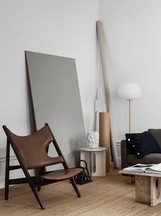 Knitting Lounge Chair de Audo Copenhagen en Natural Oak, Dunes Cognac 21000, Leather – photo d’ambiance 10 sur 17
