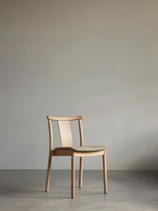 Merkur Dining Chair van Audo Copenhagen in Black Oak, Hallingdal 65 0370 – sfeerfoto 3 van 6