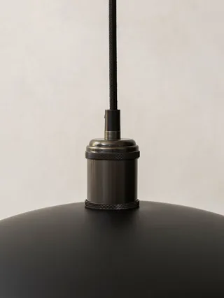 Hubert Pendant, Ø45 van Audo Copenhagen in Black, Bronzed Brass – sfeerfoto 1 van 3