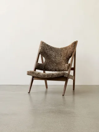 Knitting Lounge Chair de Audo Copenhagen en Sheepskin Sahara, Walnut, Sheepskin – photo d’ambiance 5 sur 37
