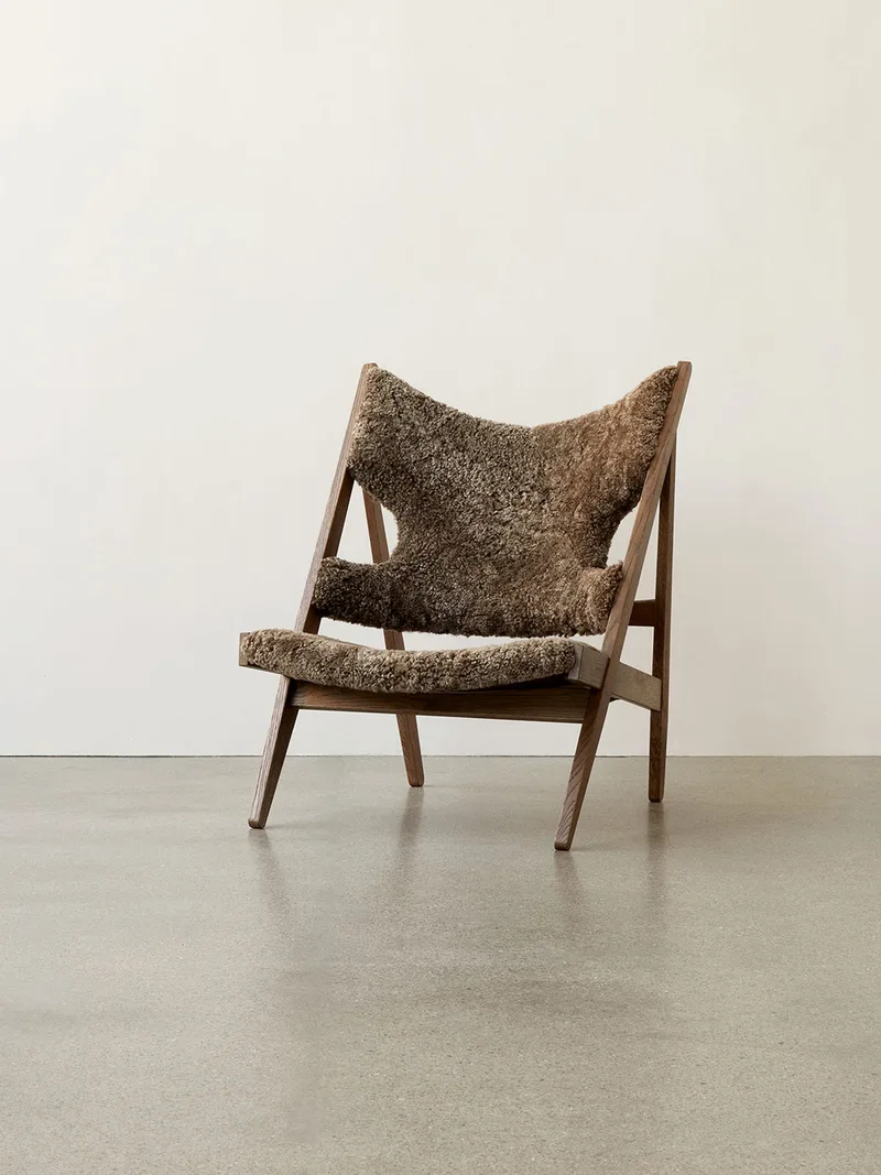 Knitting Lounge Chair de Audo Copenhagen en Sheepskin Sahara, Walnut, Sheepskin – photo d’ambiance 5 sur 37
