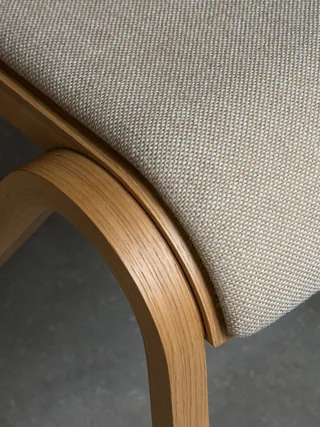 Ready Dining Chair de Audo Copenhagen en Red Stained Oak, Logan Jasmine, Seat Upholstered – photo d’ambiance 7 sur 16