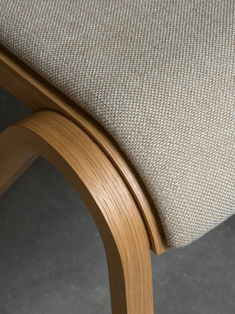 Ready Dining Chair de Audo Copenhagen en Red Stained Oak, Logan Jasmine, Seat Upholstered – photo d’ambiance 7 sur 16